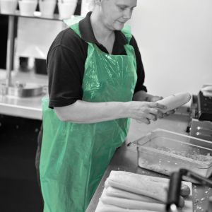 Shield® Green Medium Duty Aprons in a Pack ‑ 27